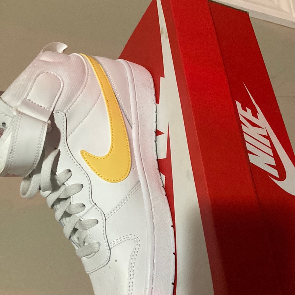 Size 7 in women Nike girls court borough mid 2 shoes